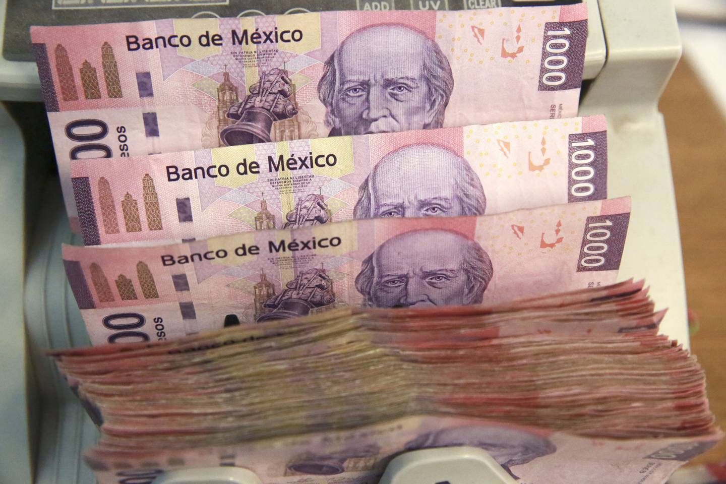 El peso mexicano era la cuarta divisa con mejor desempeño de la canasta la mañana del viernes.