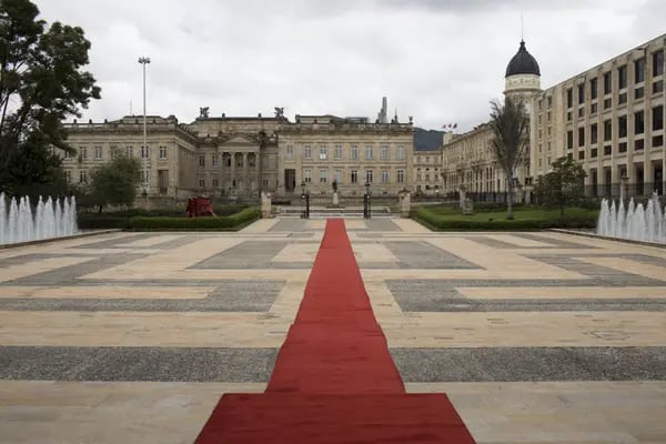 La alfombra roja se ve fuera del edificio del Congreso de Colombia en Bogotá, Colombia, el jueves 24 de octubre de 2019.