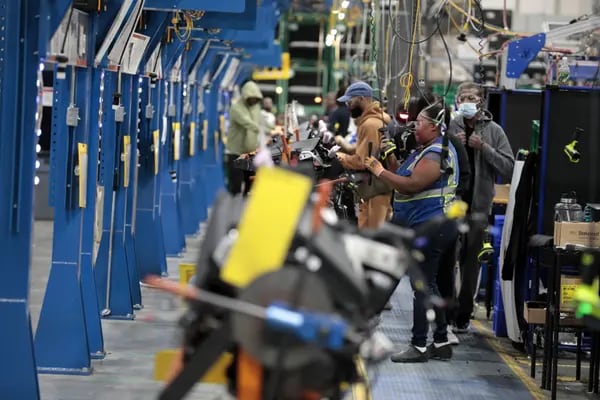 Los empleados trabajan en la línea de montaje de la planta de fabricación de Dakkota Integrated Systems en Detroit, Michigan, Estados Unidos, el jueves 5 de mayo de 2022.