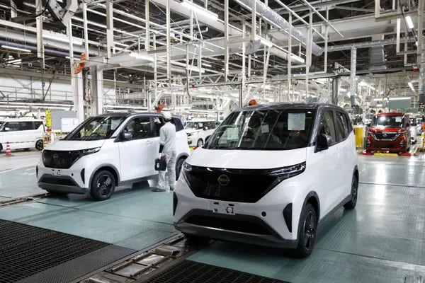 Vehículo eléctrico de Nissan Motor Co. en la zona de inspección de la línea de producción de la planta de Mitsubishi Motors Corp. Mizushima en Kurashiki, Prefectura de Okayama, Japón, el jueves 19 de mayo de 2022.