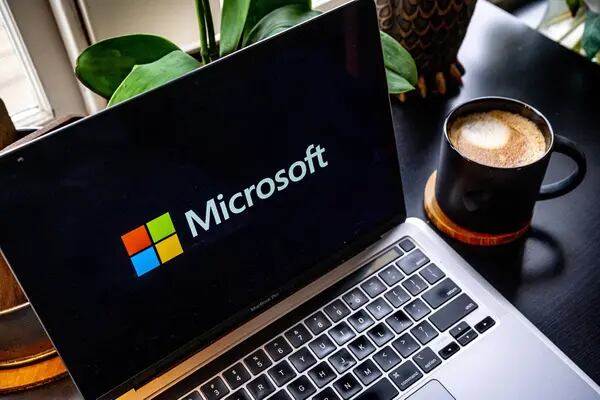 Las ventas y ganancias de Microsoft superan las expectativas impulsadas por fuerte demanda de IAdfd