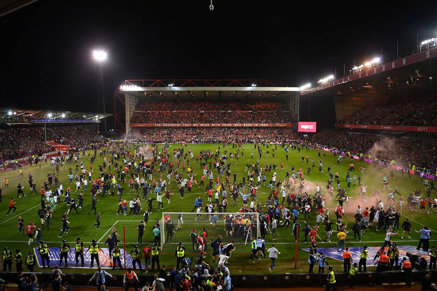 Fans del Nottingham Forest invaden la cancha después de asegurar la final para el ascenso de la liga inglesa.