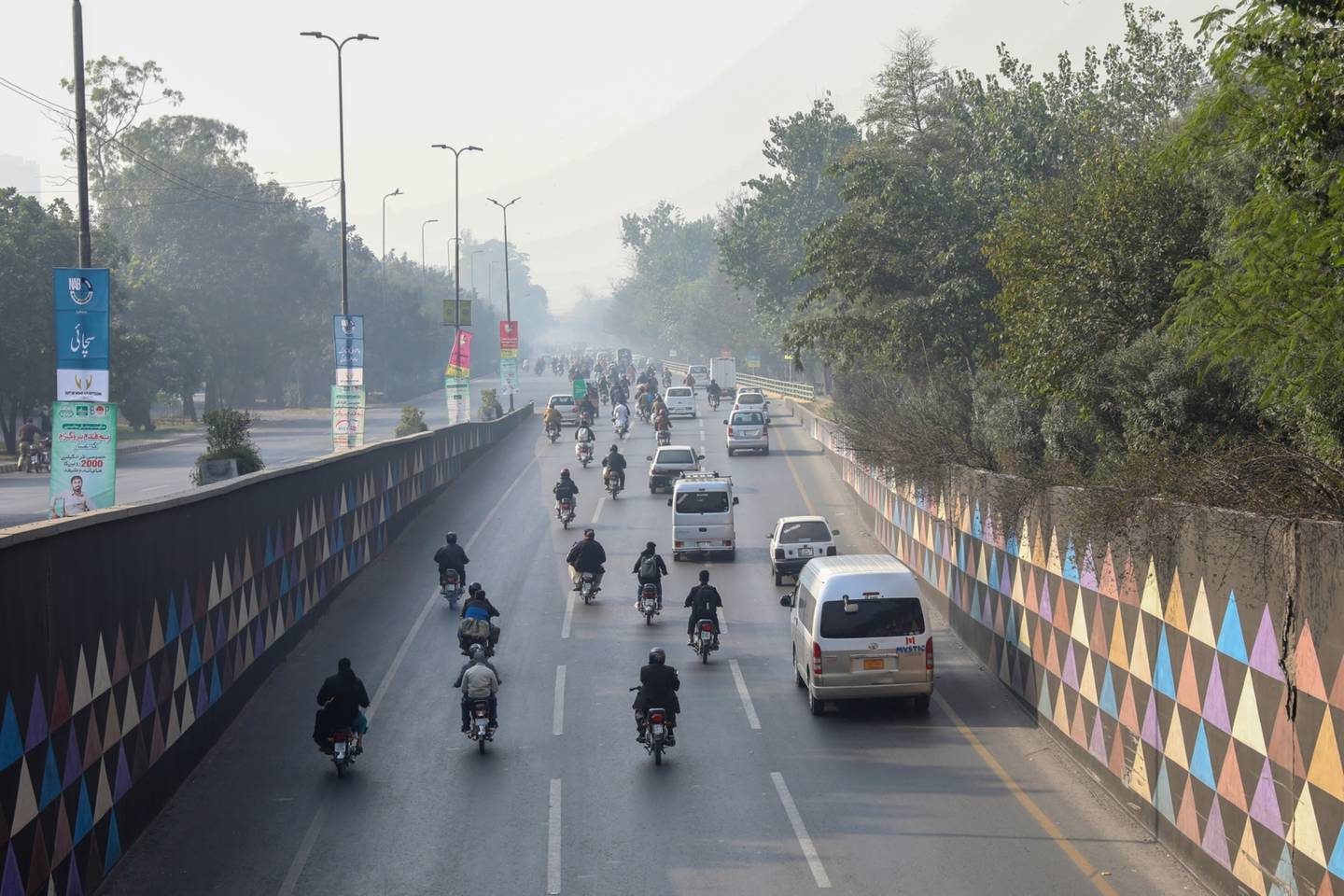 El tráfico circula por una carretera envuelta en smog en Lahore, Pakistán, el viernes 3 de diciembre de 2021.