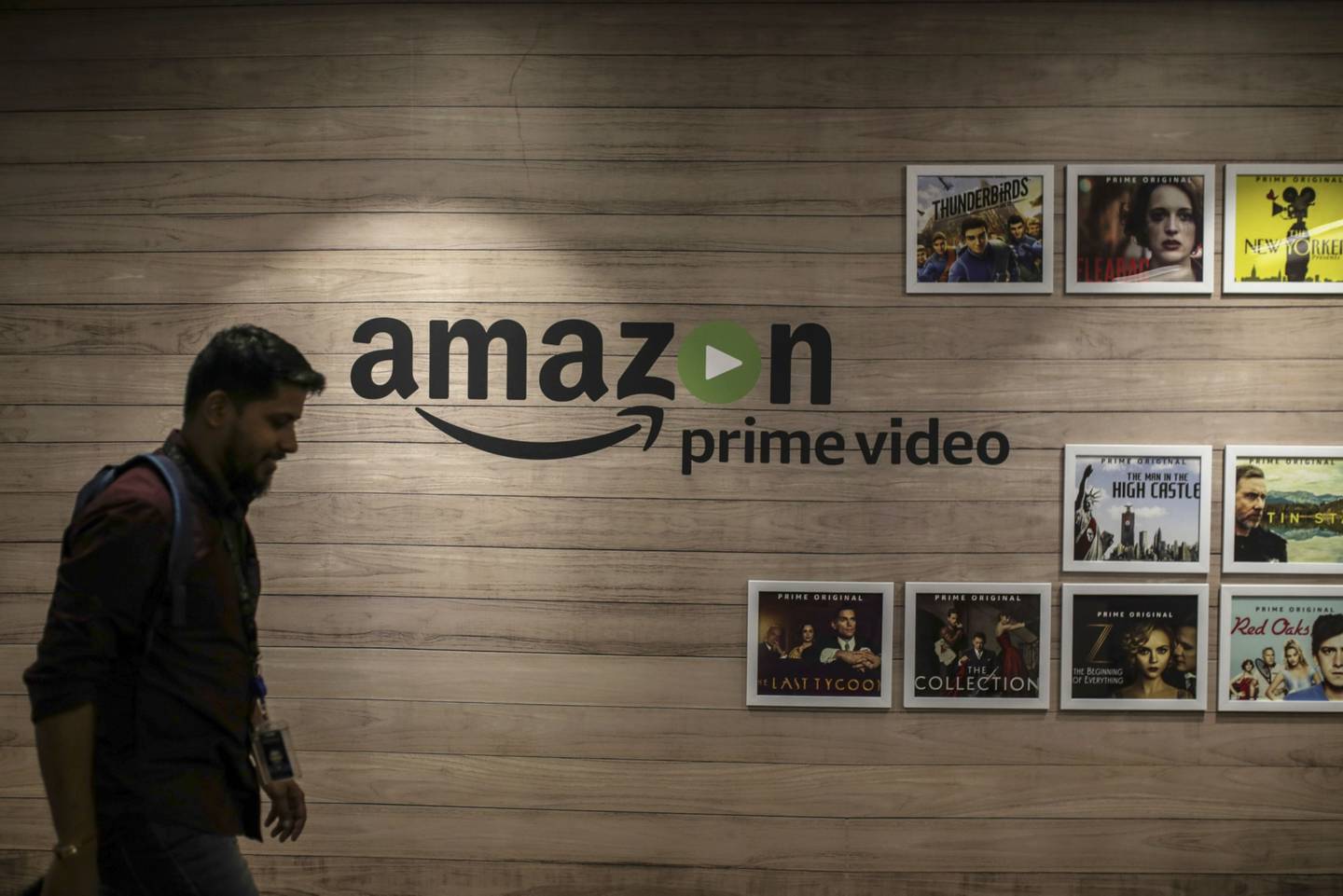 Un empleado pasa por delante de una pantalla de pared para el servicio de streaming Prime Video de Amazon.com Inc. en el campus de oficinas de la compañía en Hyderabad, India, el viernes 6 de septiembre de 2019.