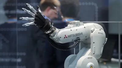 Un brazo robótico Mitsubishi Melfa, fabricado por Mitsubishi Electric Corp., se exhibe en la conferencia Internet of Things (IoT) de Robert Bosch GmbH en Berlín, Alemania, el miércoles 21 de febrero de 2018.