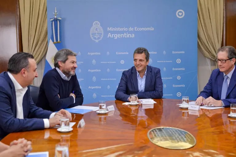 Los ministros Matías Lammens y Sergio Massa y el presidente del BCRA confirmaron la medida.dfd