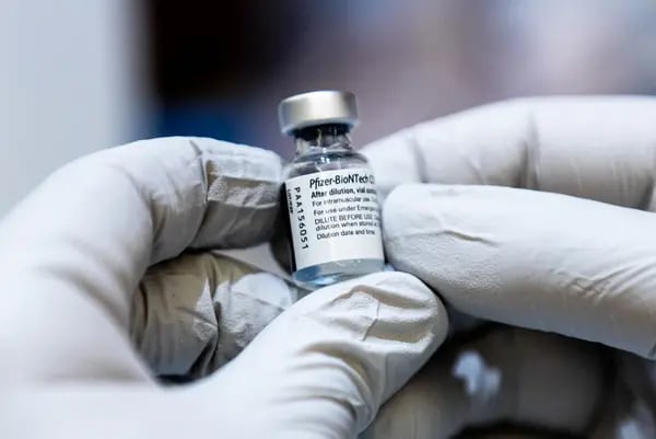 Un trabajador de salud sostiene un vial de la vacuna contra el Covid-19 de Pfizer-BioNTech