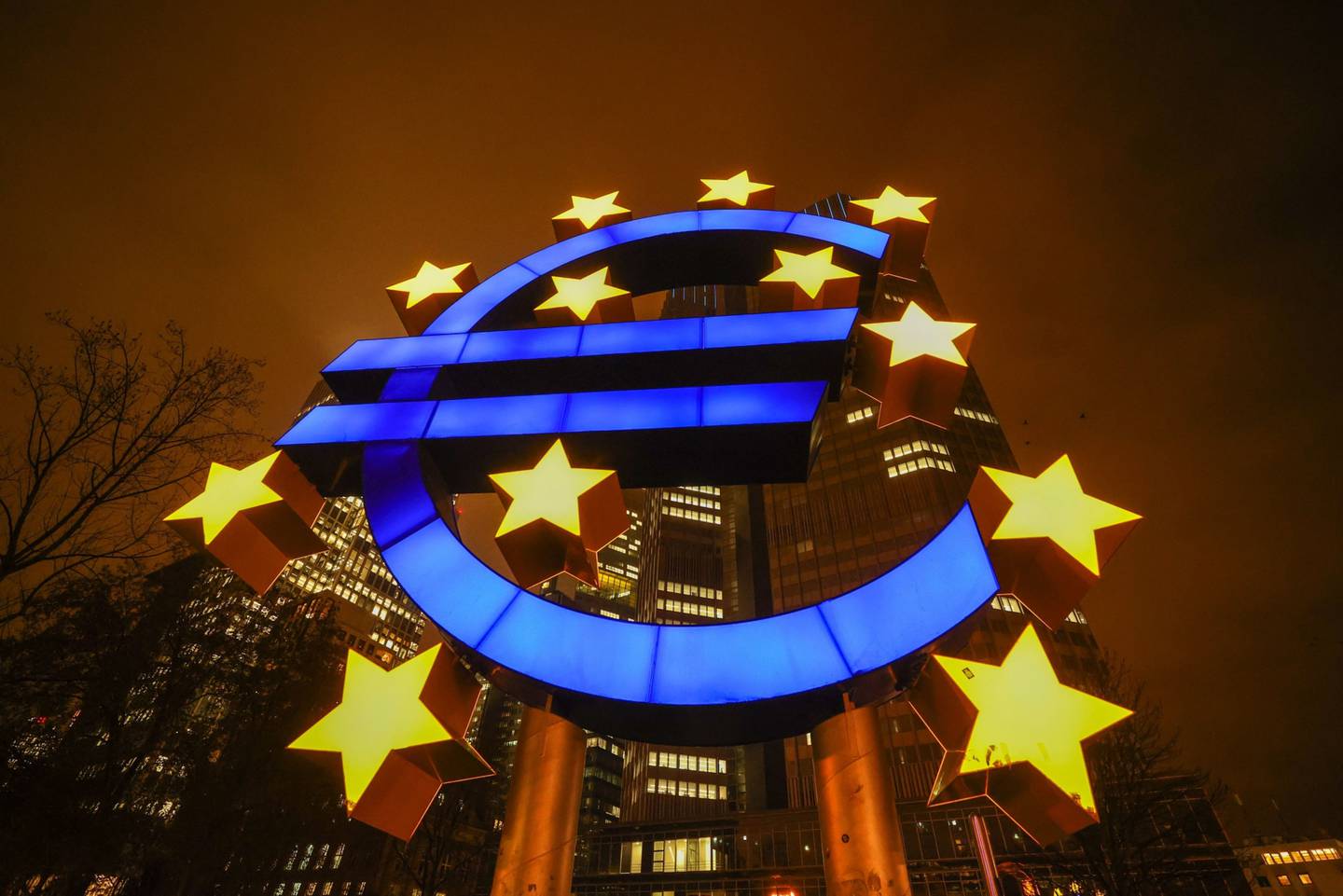 La política monetaria debe continuar ajustándose hasta que la inflación converja sólidamente hacia el objetivo del BCE