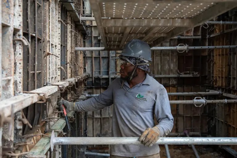Un trabajador comprueba la estabilidad de una estructura durante la construcción en el proyecto de vivienda Paraíso Central en Cali, Colombia, el miércoles 5 de enero de 2023.dfd