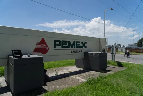 El logo de la subsidiaria Petróleos Mexicanos (Pemex Logística) afuera de una de sus instalaciones en la Ciudad de Puebla, Puebla.