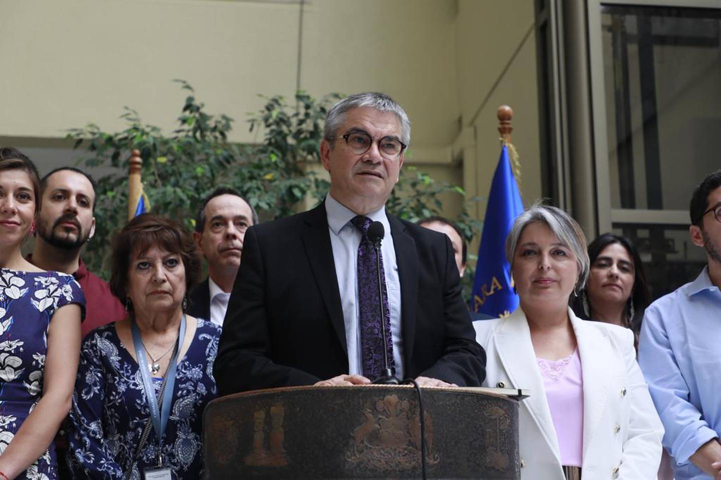 Los ministros de Hacienda y del Trabajo, Mario Marcel y Jeanette Jara, en una conferencia de prensa en el Congreso de Chile el 25 de enero de 2023. Foto: Ministerio de Hacienda
