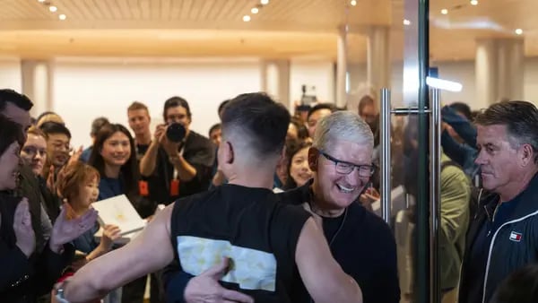 CEO de Apple abre una nueva tienda en Shanghái como muestra de su interés por Chinadfd