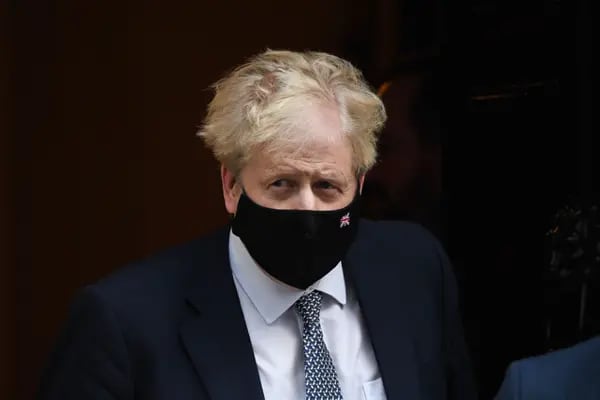 Boris Johnson, primer ministro del Reino Unido, sale del número 10 de Downing Street para asistir a una sesión semanal de preguntas y respuestas en el Parlamento en Londres, Reino Unido, el miércoles 12 de enero de 2022.