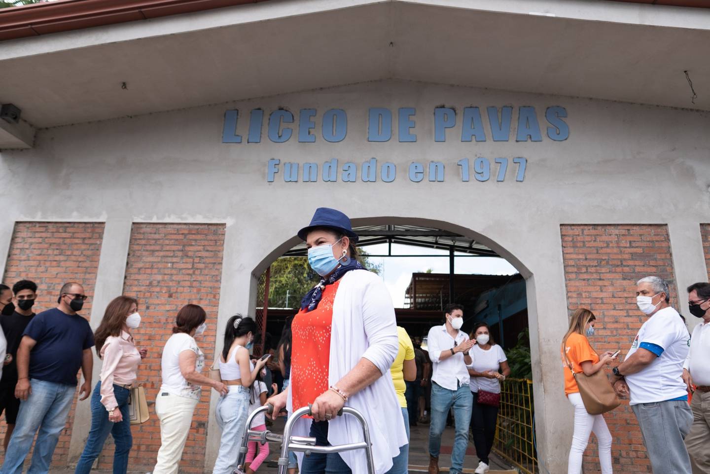 Votantes esperan su turno para emitir su sufragio en una casilla en San José Costa Rica.dfd