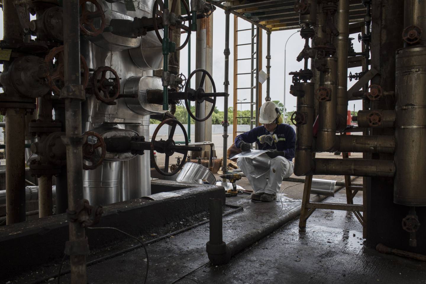 An employee works on maintenance operations at a cracking plant for the Ecopetrol SA refinery in Barrancabermeja, Santander, Colombia.