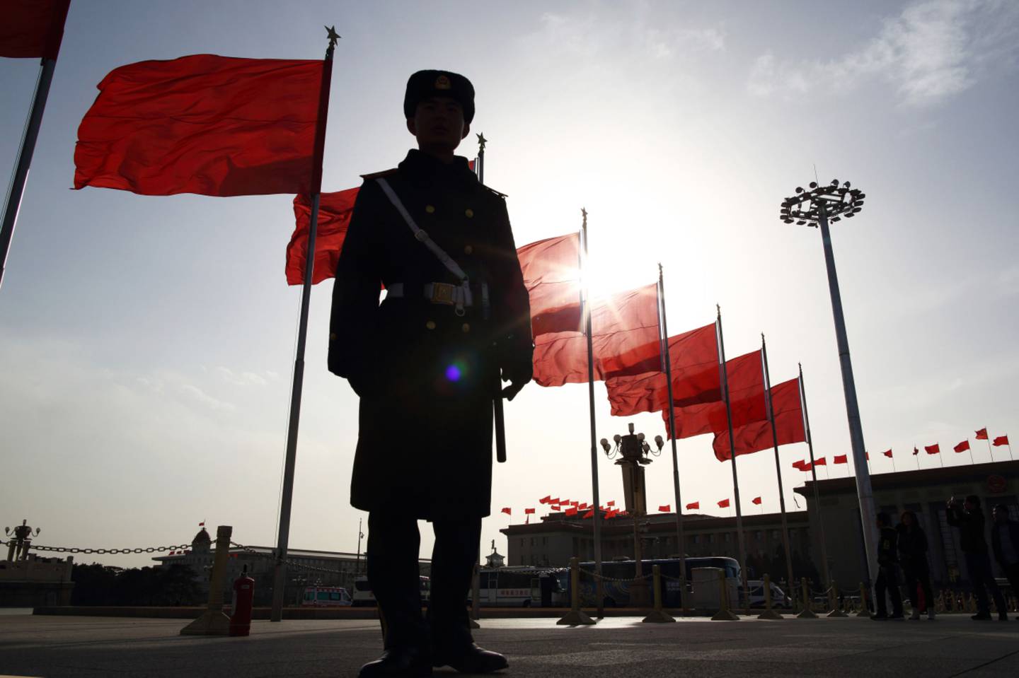 Un oficial de policía paramilitar en la Plaza Tiananmen de China