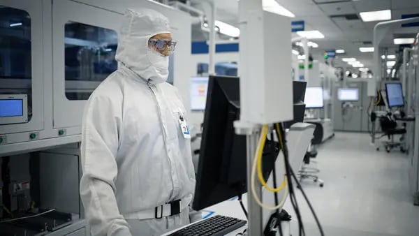 Funcionário da Intel no processo de produção do semicondutor. Foto: Divulgação/Intel