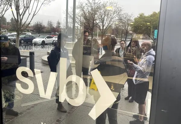 La gente hace cola frente a la sede del Silicon Valley Bank (SVB) cerrada el 10 de marzo de 2023 en Santa Clara, California. Foto: Justin Sullivan/Getty Images)