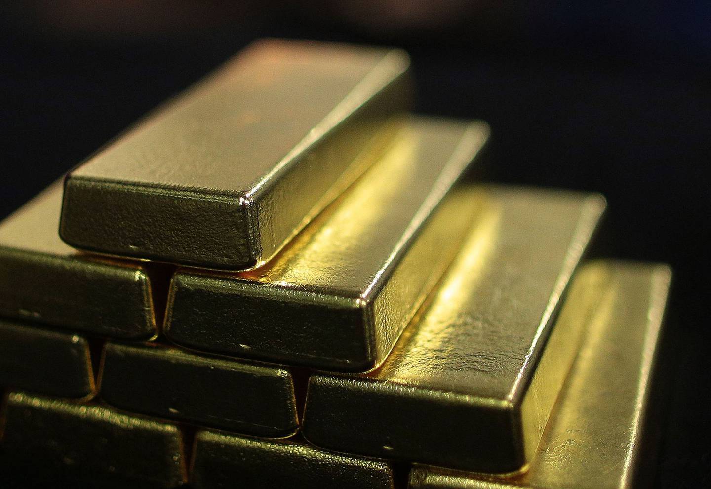 Barras de oro en una pila durante la producción de barras de oro en la planta de separación de oro y plata de Oegussa GmbH, una unidad de Umicore SA, en Viena, Austria, el viernes 16 de enero de 2015.