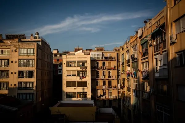 La luz del sol llega a apartamentos residenciales en el barrio de Sant Antonio de Barcelona, España, el martes 4 de junio de 2019. Fotógrafo: Ángel García/Bloomberg