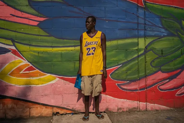 Ibrahima Coulibaly, de 37 años, migrante de Senegal, posa para un retrato fuera de las instalaciones del Instituto Nacional de Migración en Tapachula, México, el lunes 11 de abril de 2022.dfd