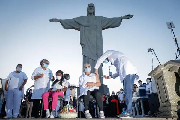 Trabajador de la salud administra una dosis de la vacuna de Sinovac Biotech Ltd. contra el coronavirus, en la estatua del Cristo Redentor en Río de Janeiro, Brasil.