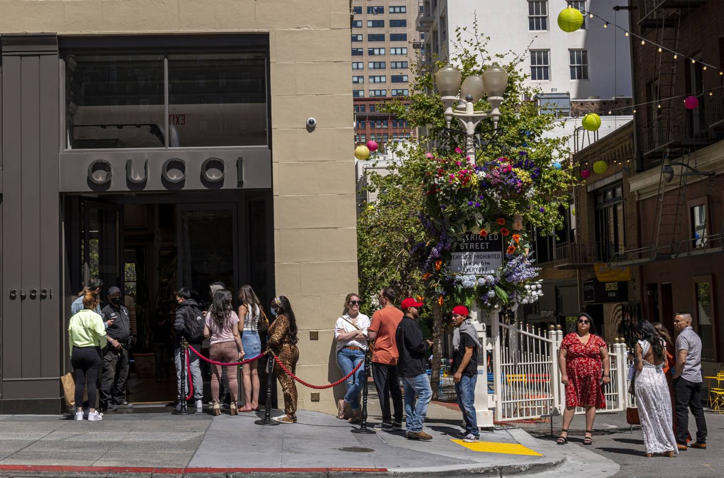 Consumidores aguardam para entrar em loja da Gucci em São Francisco, na Califórnia