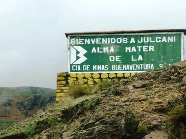Tras actos vandálicos en la zona, la unidad minera Julcani de la compañía de minas Buenaventura tuvo que suspender sus operaciones. Las pérdidas ascendieron a un rango de US$180 mil a uS$200 mil diarios.