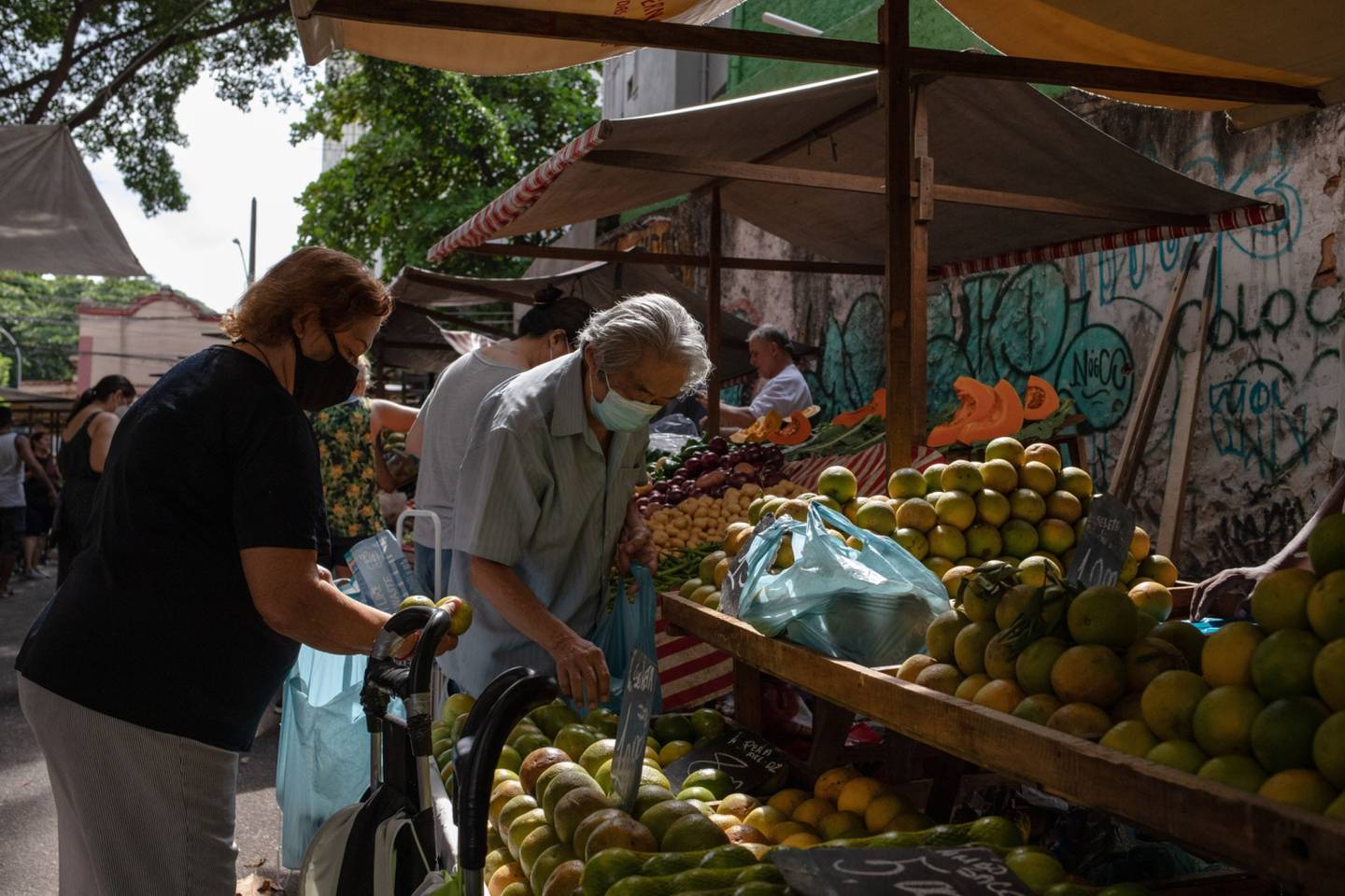 Los compradores buscan productos en un mercado al aire libre en el barrio de Tijuca de Río de Janeiro, Brasil, el martes 5 de abril de 2022. Aunque el banco central de Brasil lleva meses en una agresiva campaña de ajuste, la tasa de inflación del país seguía siendo del 11,3% en marzo.