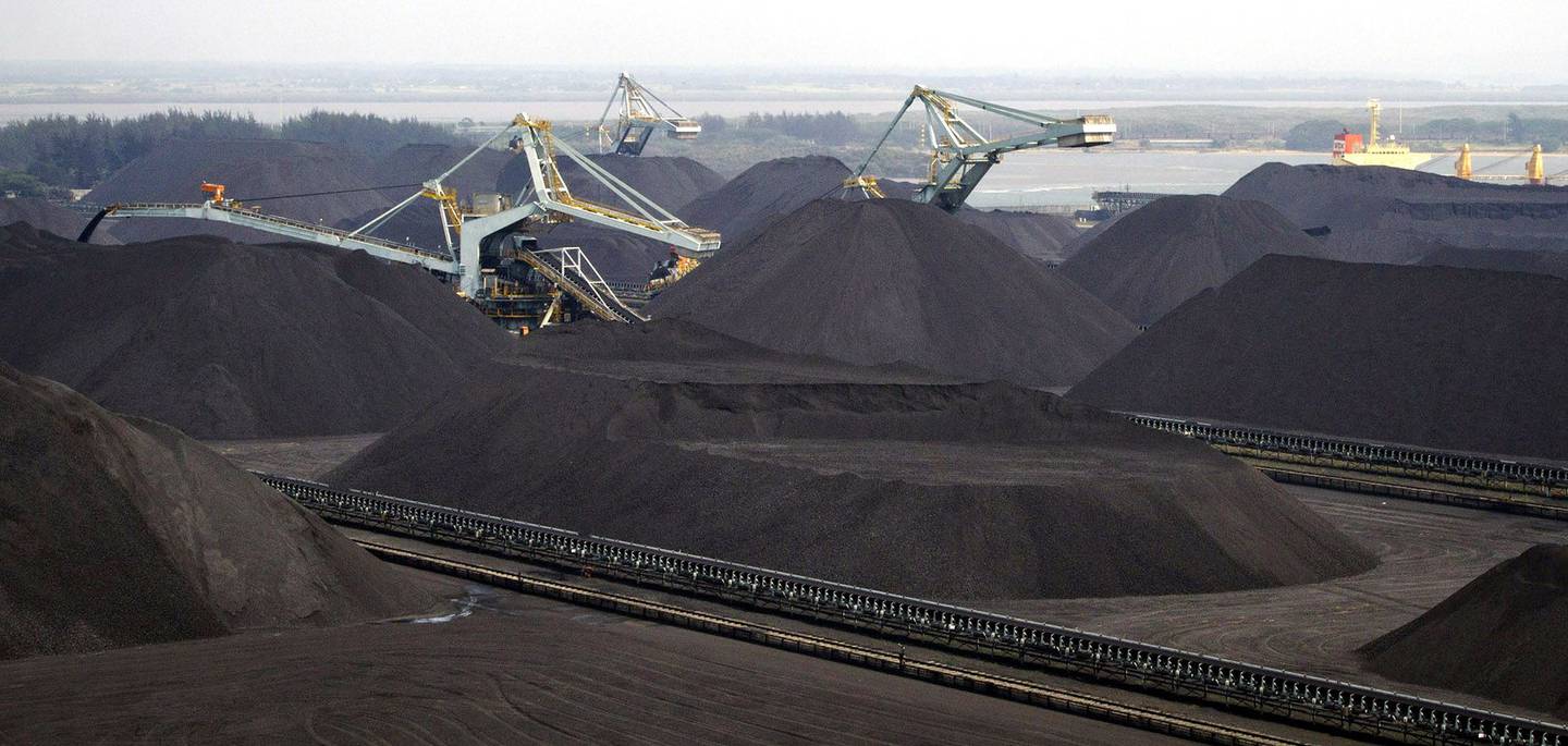 Carbón almacenado para la exportación se encuentra en la terminal de carbón de Richard's Bay, en Richard's Bay, Sudáfrica.