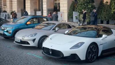 Automóveis de luxo estacionados em frente ao L’Auto (Cyril Marcilhacy/Bloomberg)