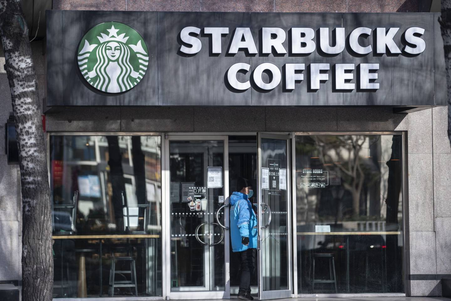 Starbucks reabre lojas em Xangai, mas medida não deve reverter perdas esperadas para vendas anuais