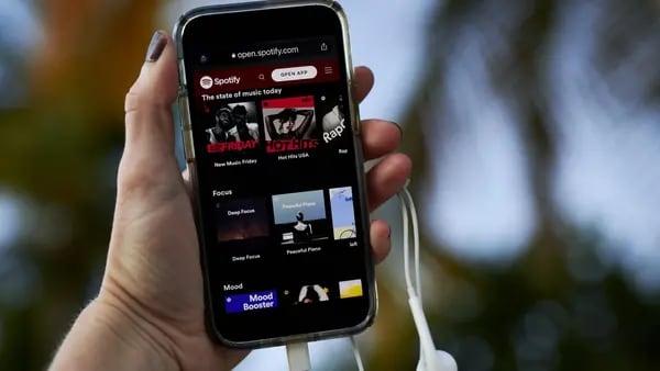 Spotify: ¿quién está generando dinero en la ‘app’ y cuánto ganan los artistas por subir su música?dfd