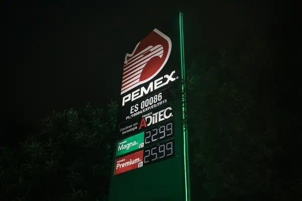 Precios de la gasolina en una estación de Petróleos Mexicanos (Pemex) en Ciudad de México, el jueves 4 de mayo de 2023.