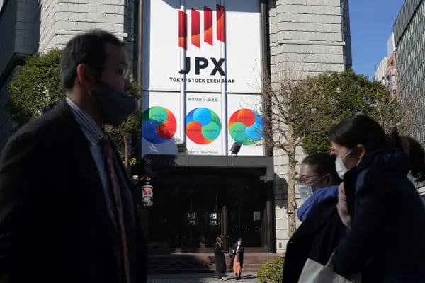 Peatones pasan por delante de la Bolsa de Tokio (TSE), operada por Japan Exchange Group Inc. (JPX), en Tokio, Japón, el jueves 13 de enero de 2022.