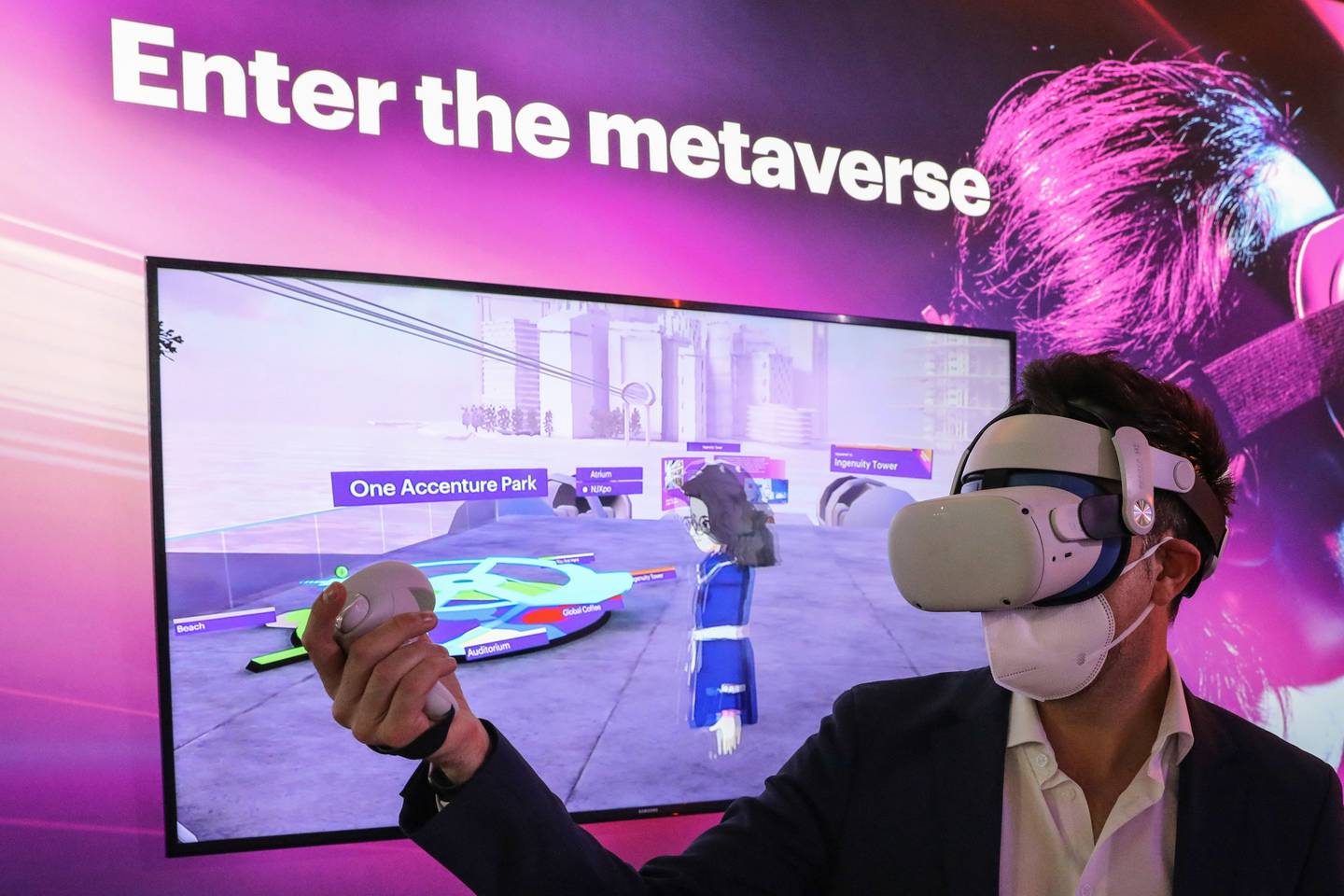 Un asistente usa un auricular de realidad virtual (VR) Oculus VR Inc. el segundo día del MWC de Barcelona, ​​España, el martes 1 de marzo de 2022
