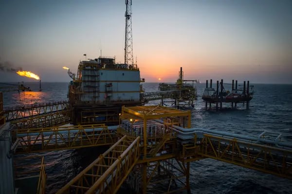 Las bengalas de gas arden desde las tuberías a bordo de una plataforma petrolera en el Golfo Pérsico en el campo petrolero Salman, operado por la National Iranian Offshore Oil Co., cerca de la isla de Lavan, Irán, el jueves 5 de enero de 2017. Fotógrafo: Ali Mohammadi/Bloomberg