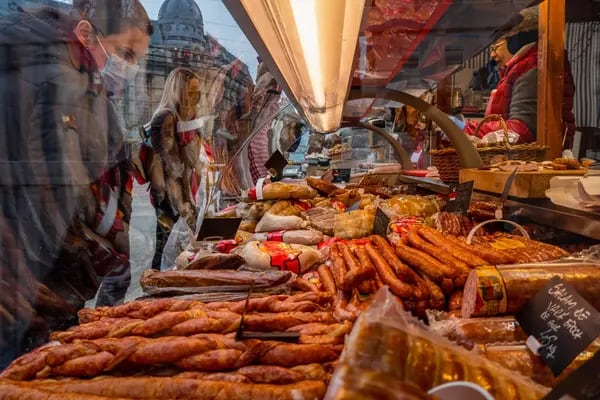 Este año, más familias rumanas comprarán salchichas para comer en Navidad en vez de un cerdo entero.
