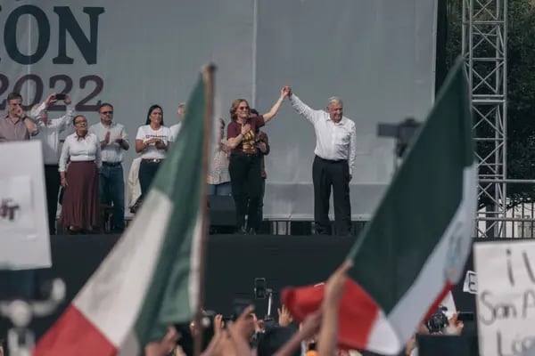 Andrés Manuel López Obrador, presidente de México, a la derecha, llega para hablar durante un mitin en apoyo de la propuesta de reforma electoral en la plaza del Zócalo en Ciudad de México, México.