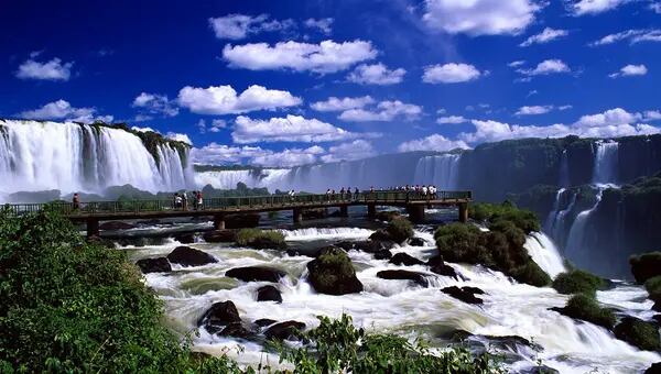 Conjunto de quedas das Cataratas do Iguaçu é uma das maravilhas naturais do planeta. O edital da concessão do Parque Nacional do Iguaçu tem investimentos previstos de R$ 500 milhões em melhorias ao público, conservação da biodiversidade e desenvolvimento das cidades do entorno
