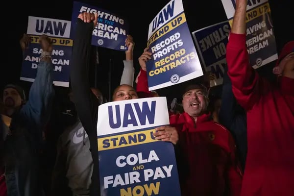 Trabalhadores da United Auto Workers realizam greves limitadas à medida que as negociações de contrato se encerram