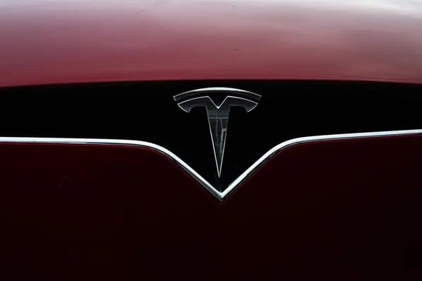 Un logotipo un vehículo eléctrico de Tesla Inc. cargando en la estación de Supercharger de Tesla en Fremont, California, EE.UU., el lunes 20 de julio de 2020.