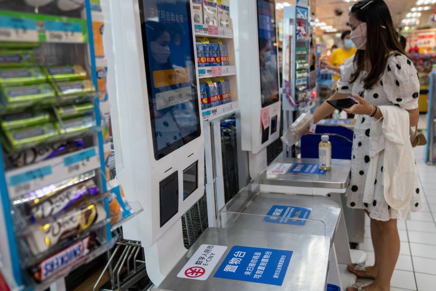 Una persona frente a mostrador de autogestión dentro de un supermercado en Shenzhen, China, el viernes 20 de noviembre de 2020.