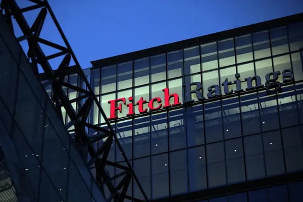 Un letrero de la agencia financiera Fitch Ratings Ltd., ubicada en 30 North Colonnade, se ve en un edificio en el distrito comercial y de negocios Canary Wharf en Londres, Reino Unido, el jueves 1 de marzo de 2012