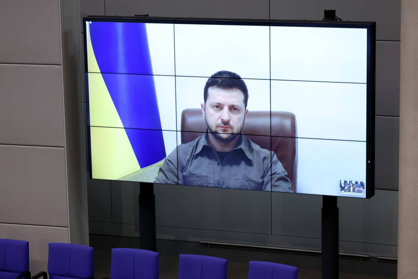 Volodymyr Zelenskiy, presidente de Ucrania, a través de una videoconferencia en el Bundestag en Berlín, Alemania, el jueves 17 de marzo de 2022. Fotógrafo: Liesa Koppitz-Johanssen/Bloomberg