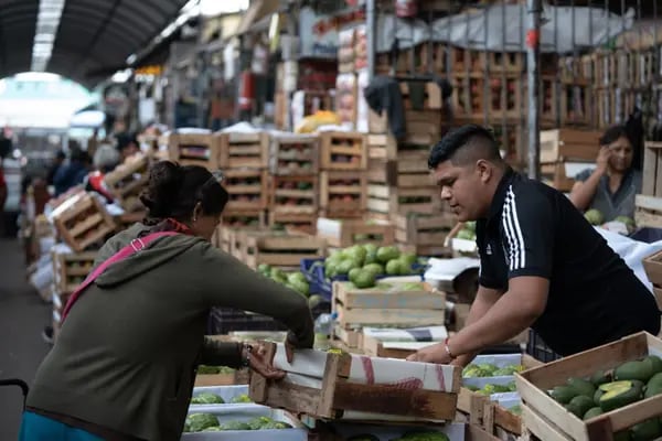 Vendedores organizan productos en el mercado de frutas de Lima, Perú. Según los economistas, es probable que el banco central de Perú mantenga su tipo de referencia sin cambios en el 7,75% en medio de los riesgos de las altas expectativas de inflación y la incertidumbre política.