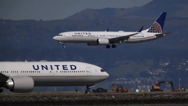 United encontra parafusos soltos em jatos Boeing 737 Max em inspeçõesdfd