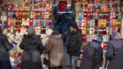 Turquia faz campanha para população abandonar dólar e poupar liradfd