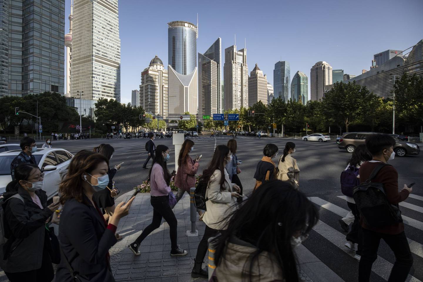 Peatones en el distrito financiero Lujiazui de Pudong en Shanghai, China, el lunes 10 de octubre de 2022. Fotógrafo: Qilai Shen/Bloomberg