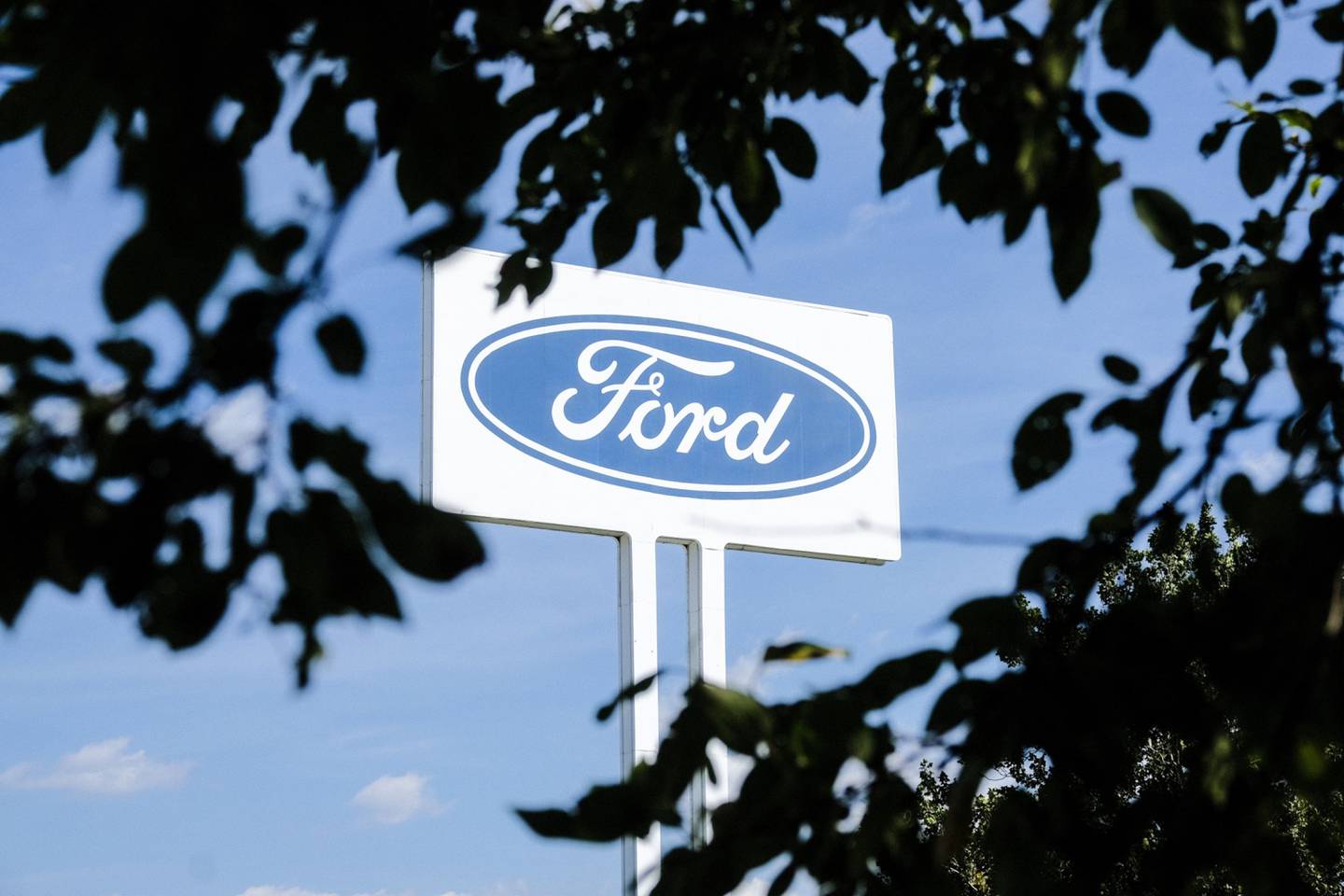 Cartel en el exterior de una planta de fabricación de Ford Motor Co. en Sterling Heights, Michigan, EE.UU., el domingo 28 de agosto de 2022.